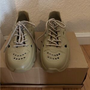 New In Box Women’s Cape Robbin Elin Sneaker Tan Size 6 (new in box) never used